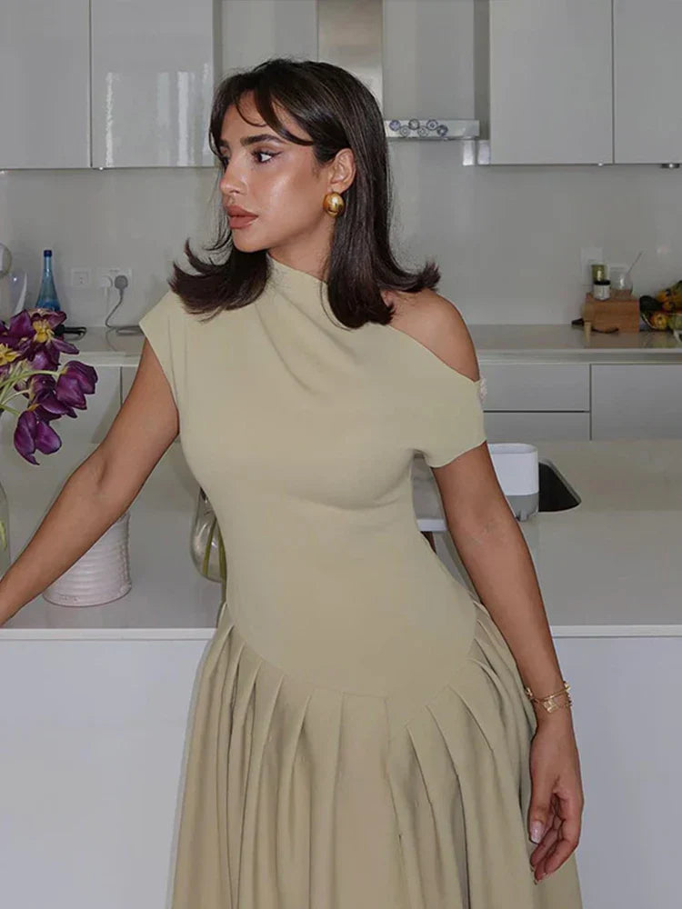 Beautifully Finished Dress in a Timeless Design