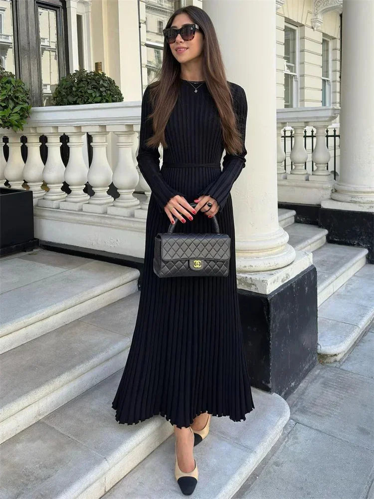 Effortlessly Elegant Dress with a Timeless Design
