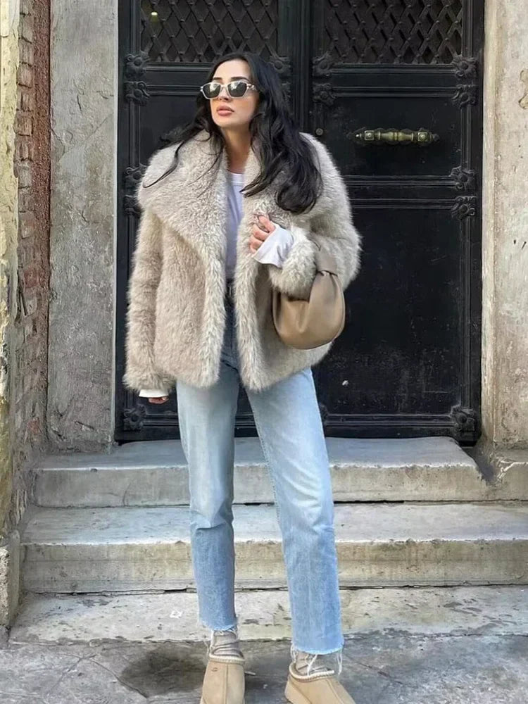 Elegantly Styled Coat for Everyday Wear