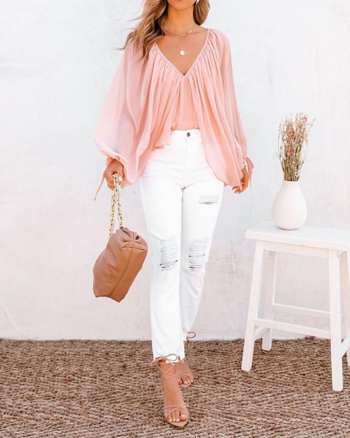 Well Tailored Blouse with a Graceful Silhouette