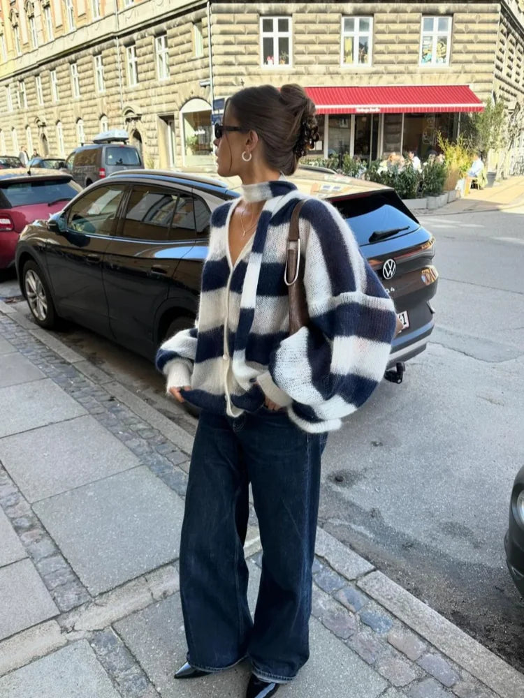 Well Tailored Cardigan with a Graceful Silhouette