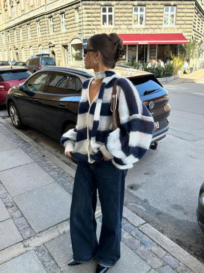 Well Tailored Cardigan with a Graceful Silhouette