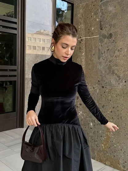 Beautifully Finished Dress in a Timeless Design