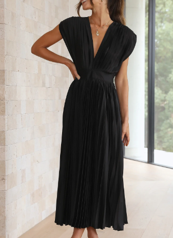 Beautifully Finished Dress in a Timeless Design