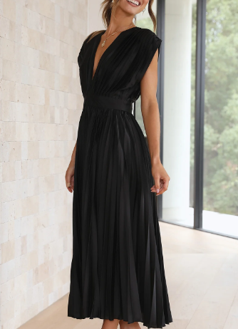 Beautifully Finished Dress in a Timeless Design