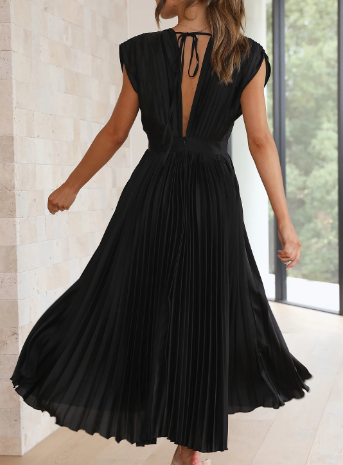 Beautifully Finished Dress in a Timeless Design