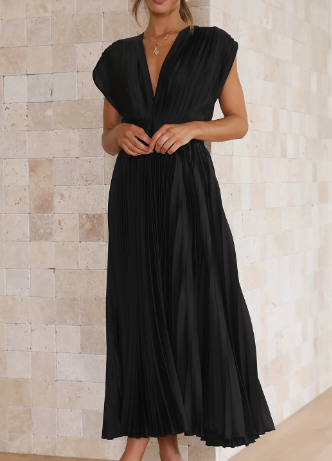 Beautifully Finished Dress in a Timeless Design