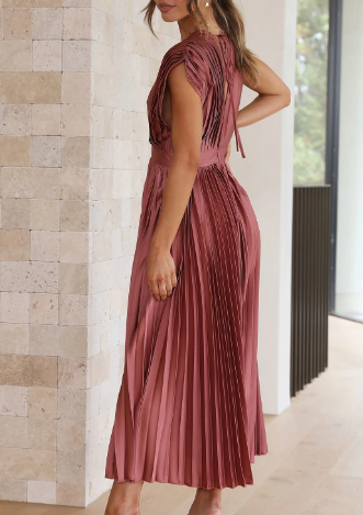 Beautifully Finished Dress in a Timeless Design