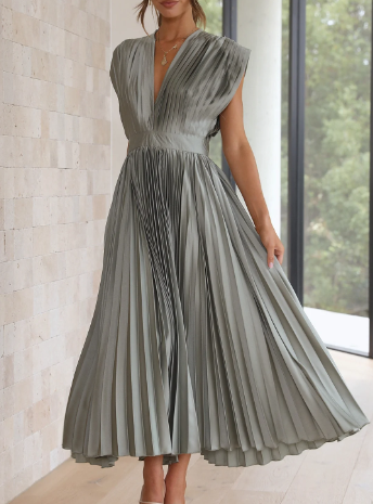 Beautifully Finished Dress in a Timeless Design