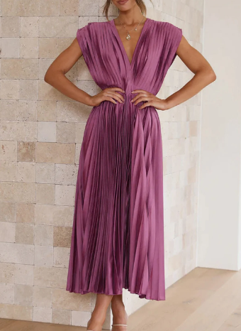 Beautifully Finished Dress in a Timeless Design