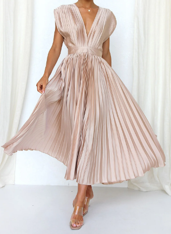 Beautifully Finished Dress in a Timeless Design