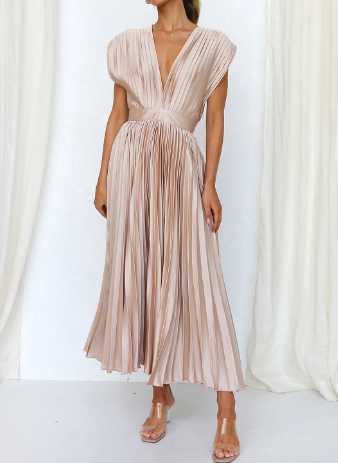Beautifully Finished Dress in a Timeless Design