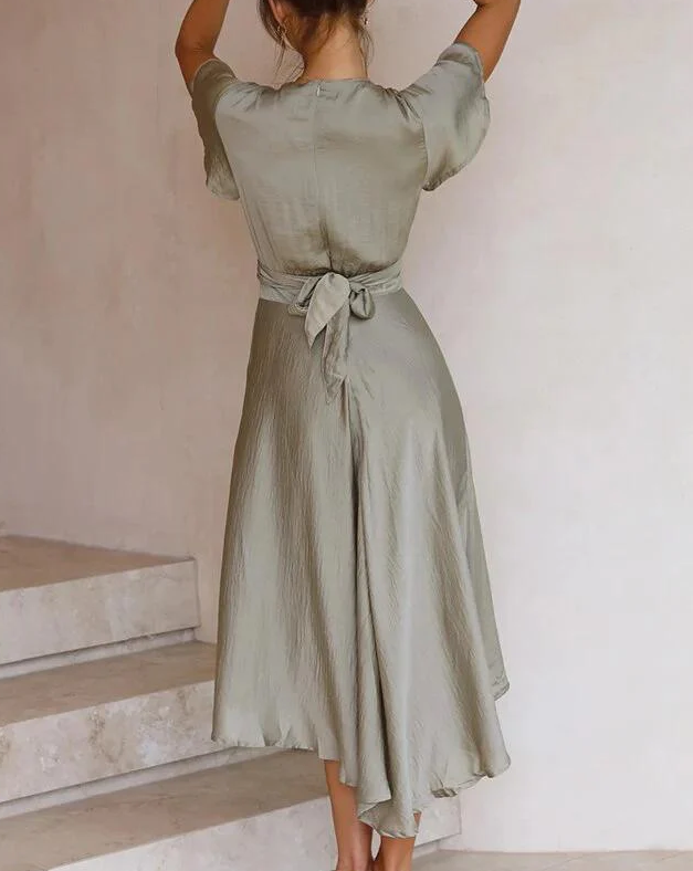 Well Tailored Dress with a Graceful Silhouette