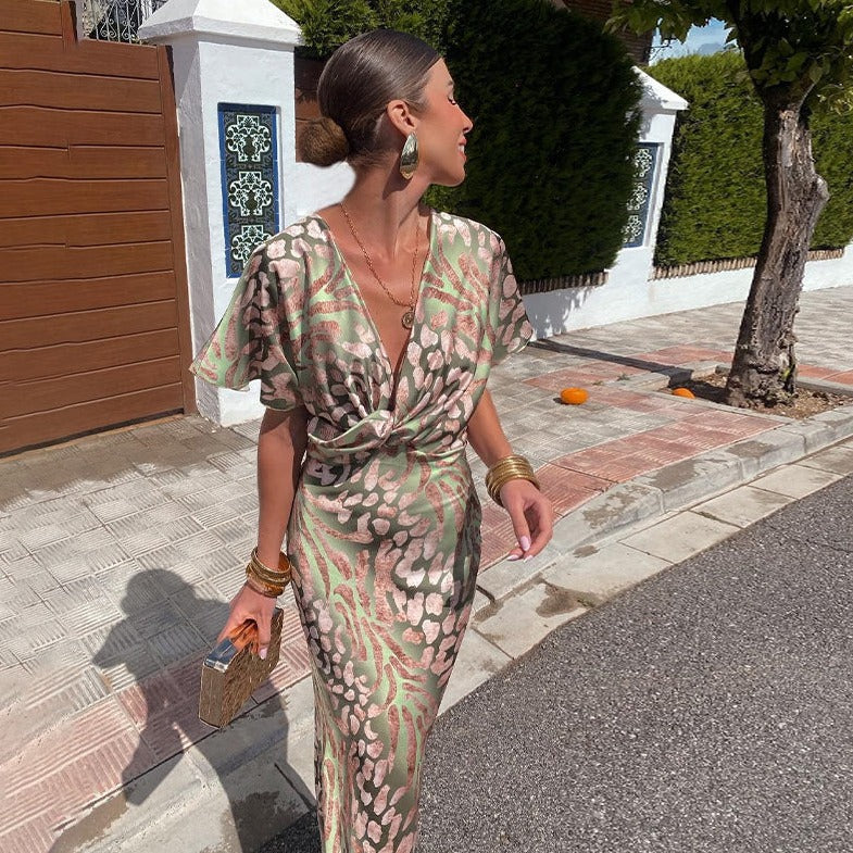 Effortlessly Elegant Dress with a Timeless Design