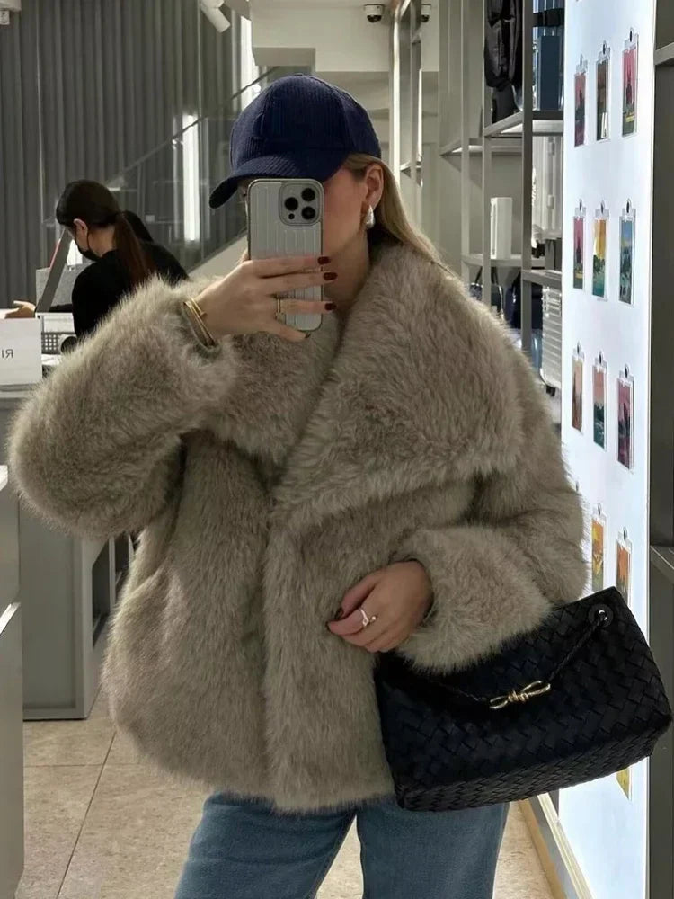 Elegantly Styled Coat for Everyday Wear