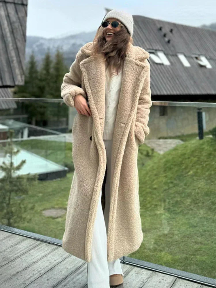 Well Tailored Coat with a Graceful Silhouette