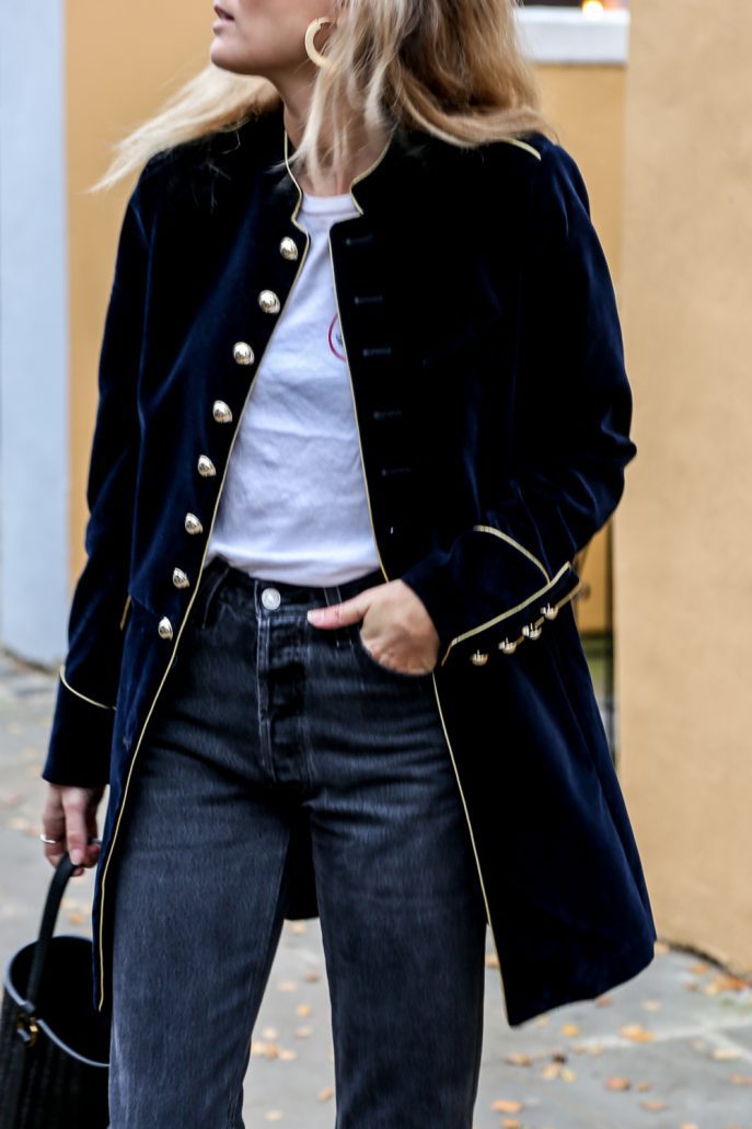 Beautifully Finished Coat in a Timeless Design