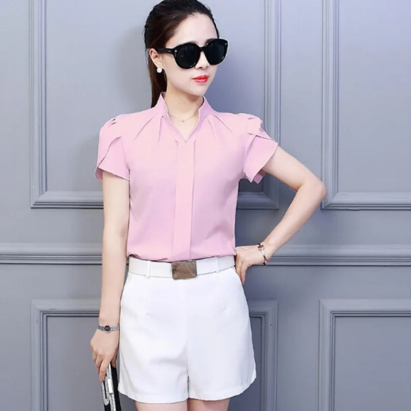 Well Tailored Blouse with a Graceful Silhouette