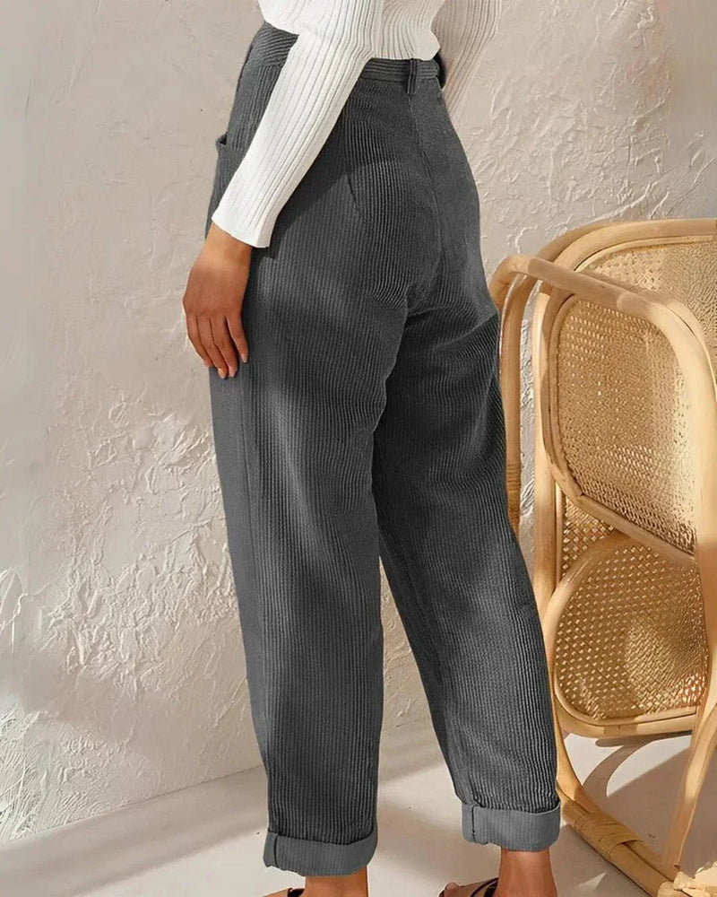 Effortlessly Elegant Trousers with a Timeless Design