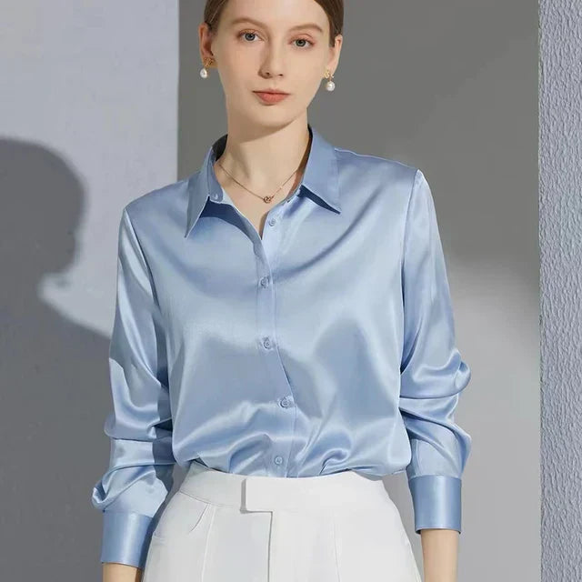 Well Tailored Blouse with a Graceful Silhouette