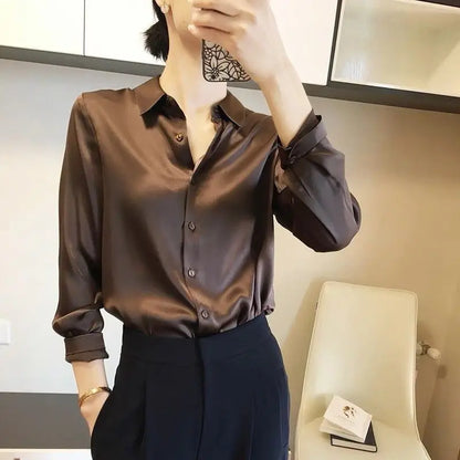 Well Tailored Blouse with a Graceful Silhouette