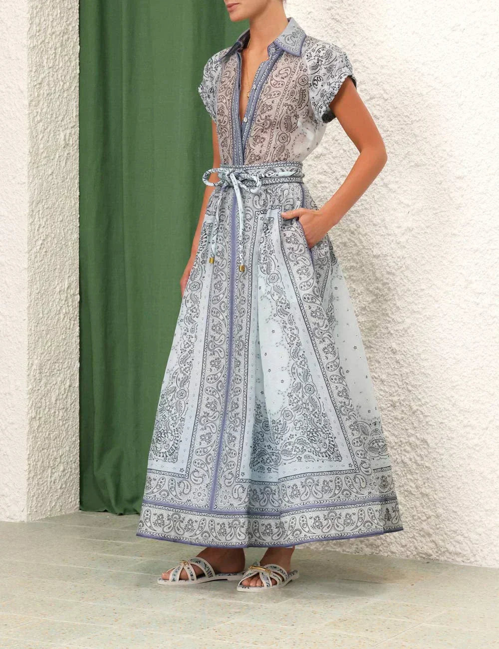 Effortlessly Elegant Garment with a Timeless Design