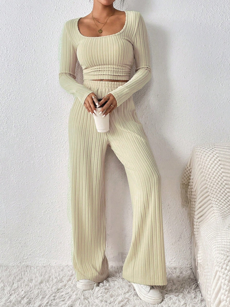 Effortlessly Elegant Trousers with a Timeless Design