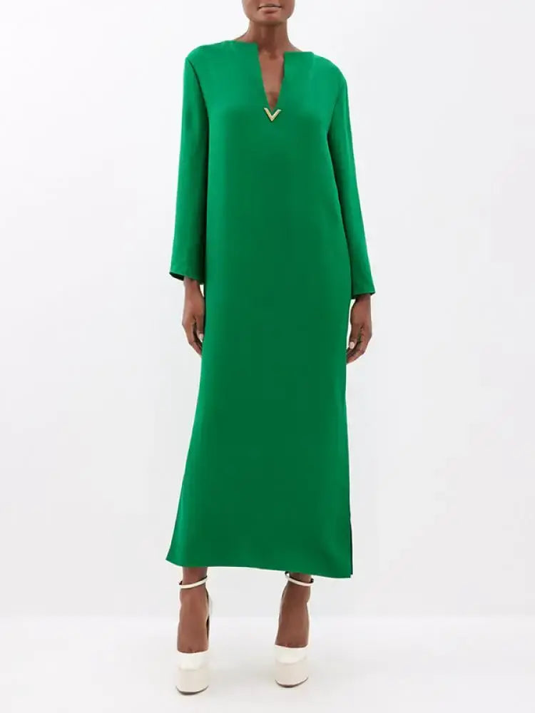 Beautifully Finished Dress in a Timeless Design
