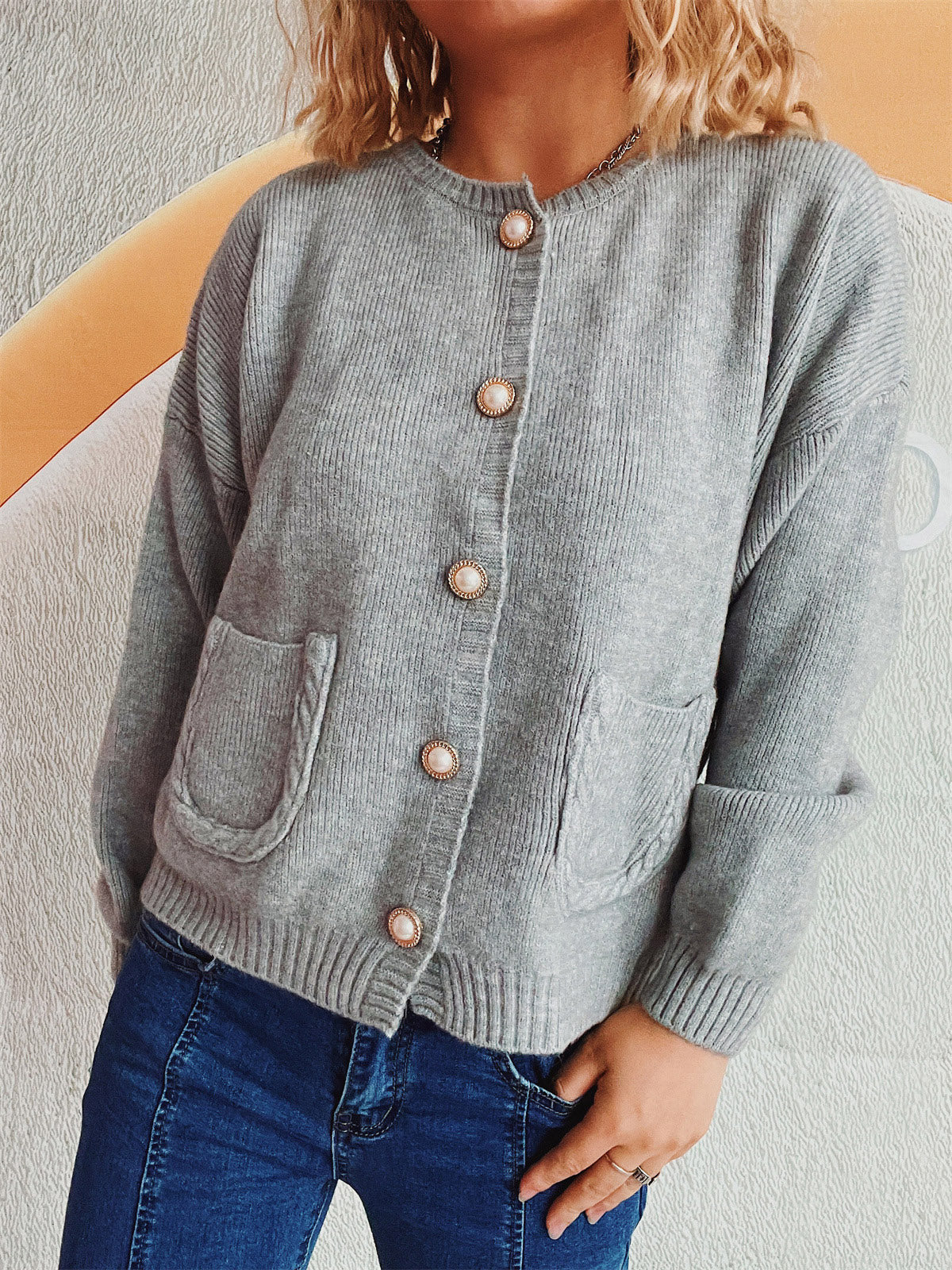 Well Tailored Cardigan with a Graceful Silhouette