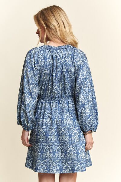 Beautifully Finished Dress in a Timeless Design