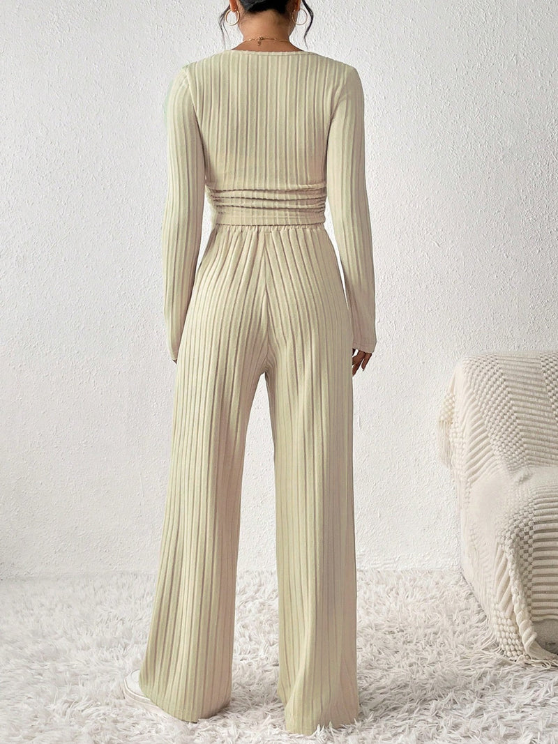 Effortlessly Elegant Trousers with a Timeless Design