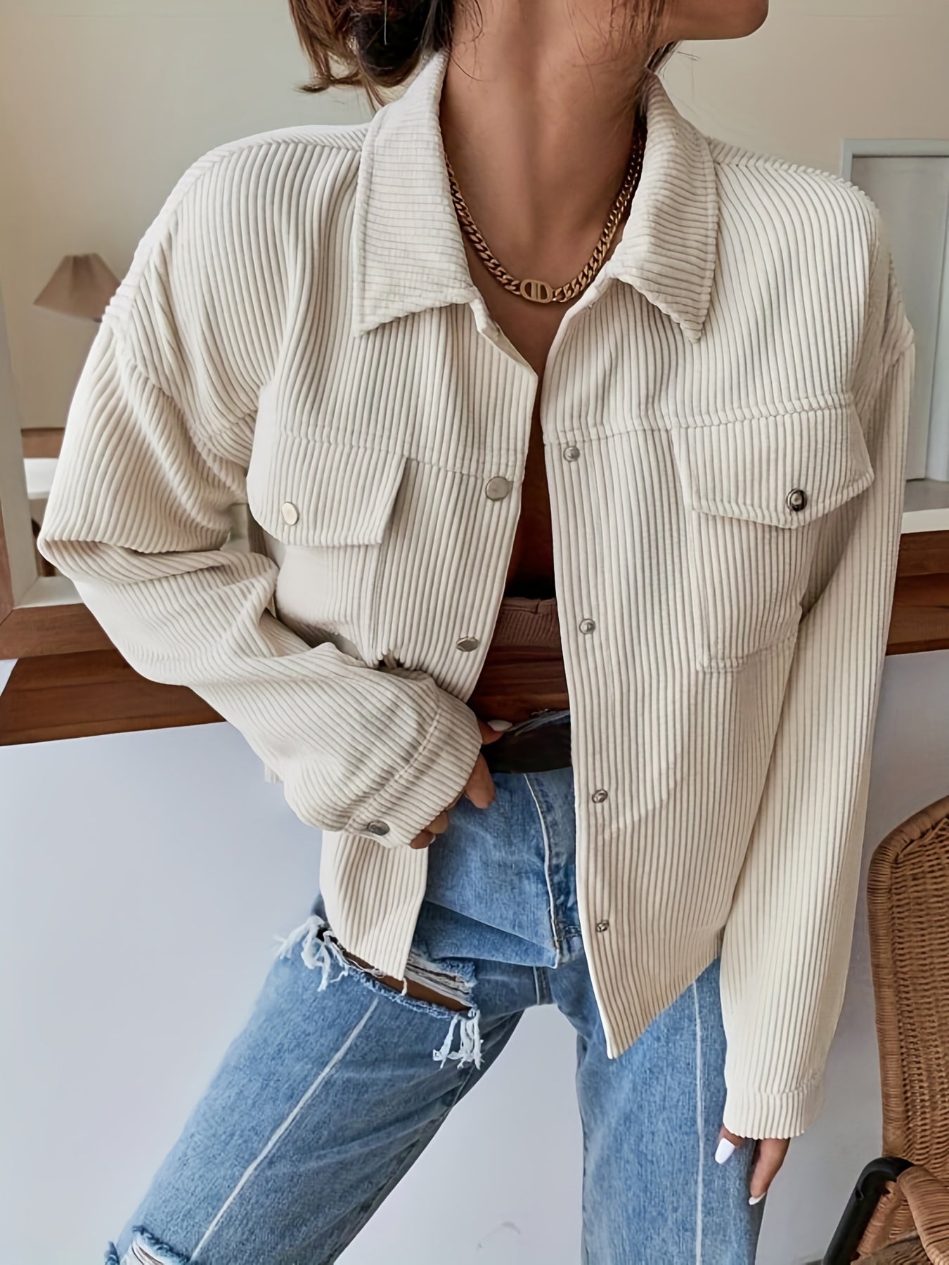 Well Tailored Jacket with a Graceful Silhouette