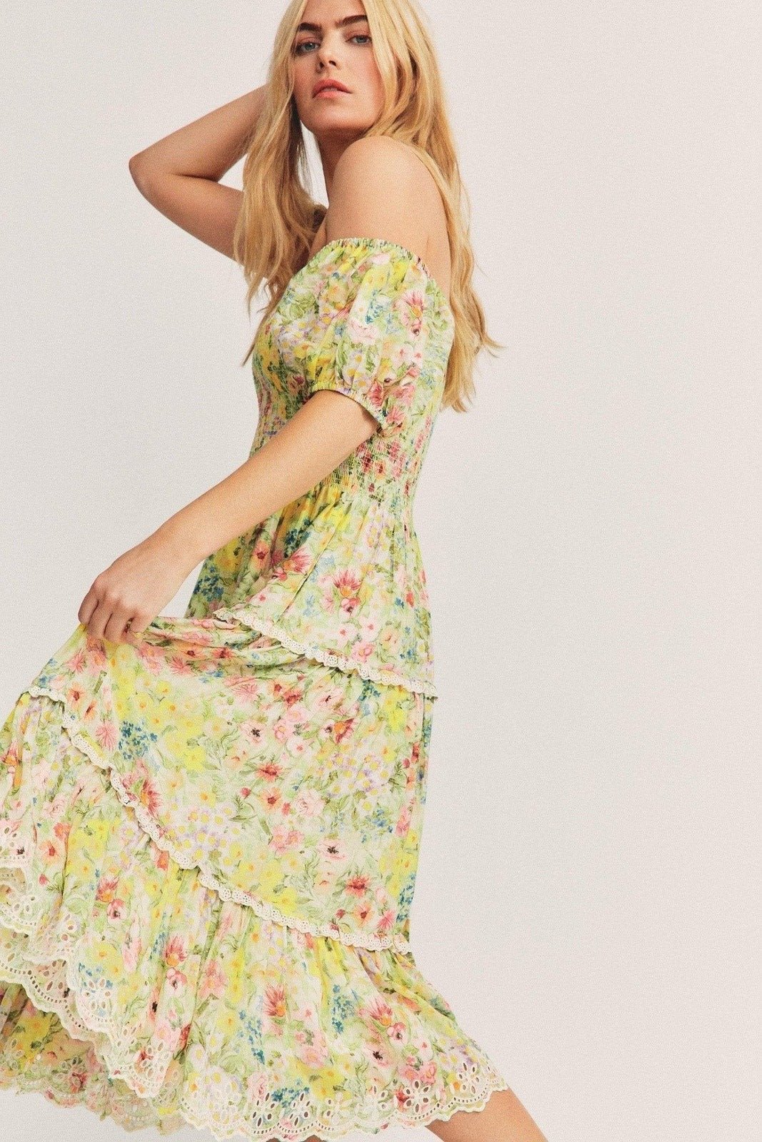 Effortlessly Elegant Dress with a Timeless Design