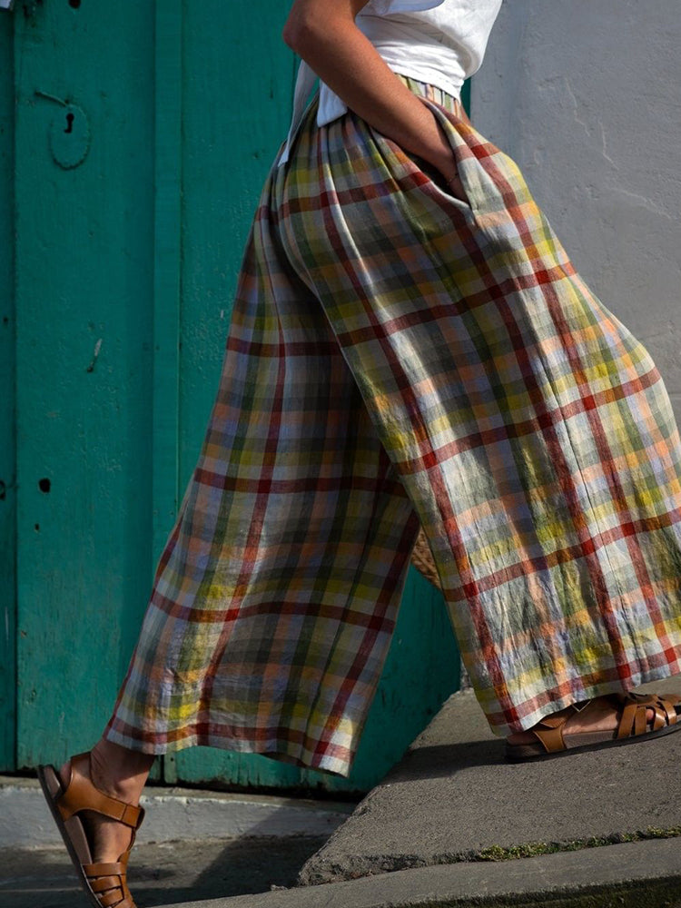 Sulokkaasti suunniteltu Housut