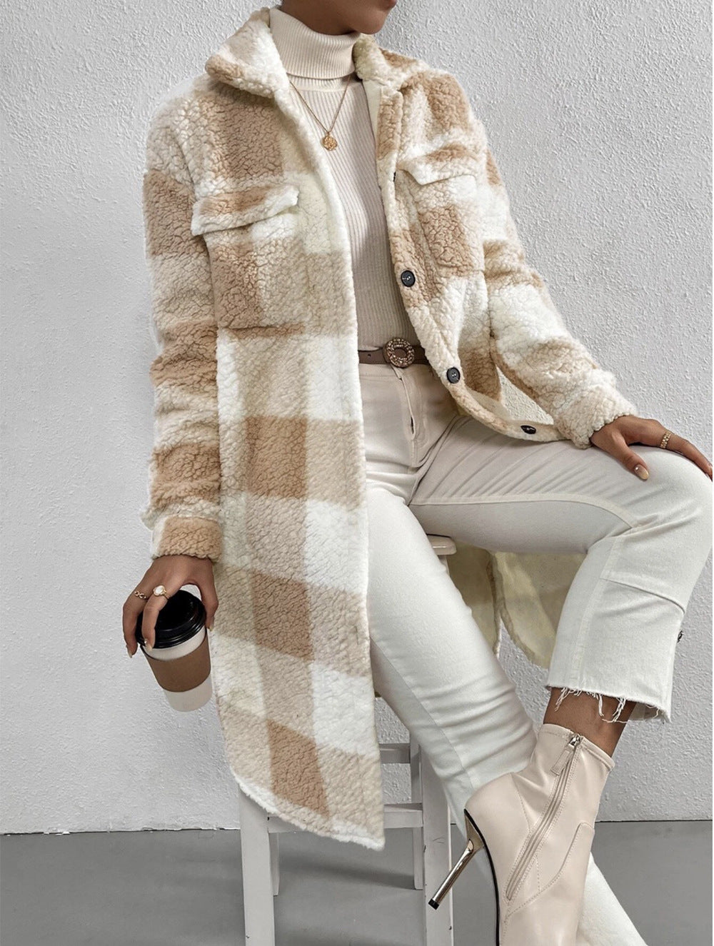 Well Tailored Coat with a Graceful Silhouette