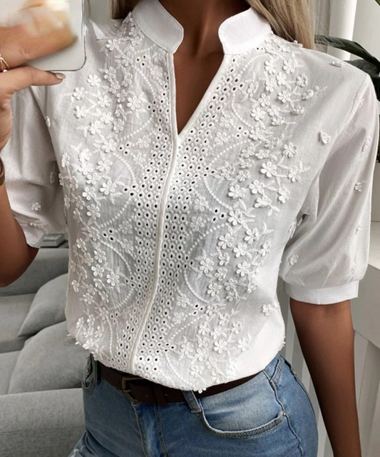 Effortlessly Elegant Blouse with a Timeless Design