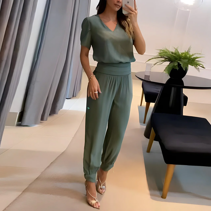 Sophisticated Trousers with a Clean Classic Look