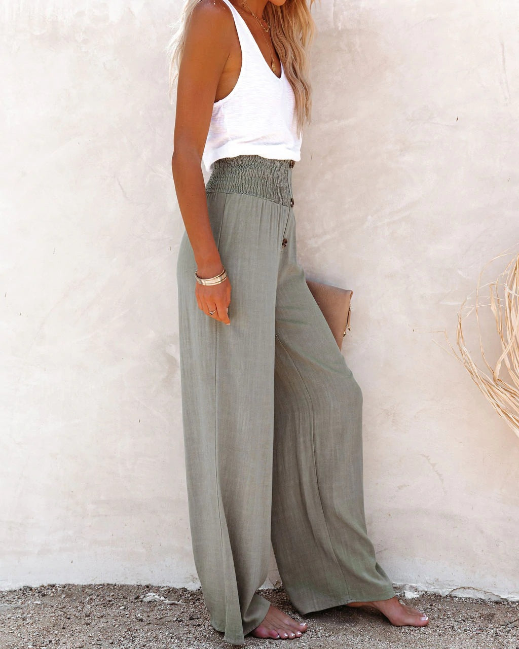 Well Tailored Trousers with a Graceful Silhouette