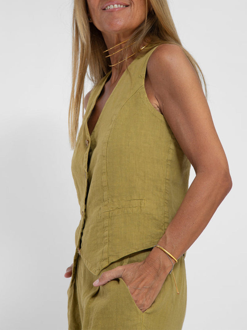 Elegantly Styled Trousers for Everyday Wear