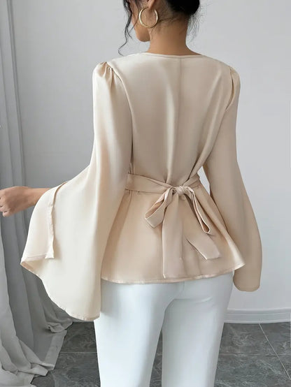 Effortlessly Elegant Blouse with a Timeless Design