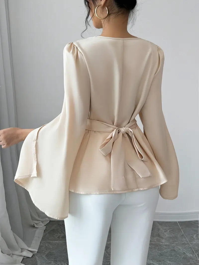 Effortlessly Elegant Blouse with a Timeless Design