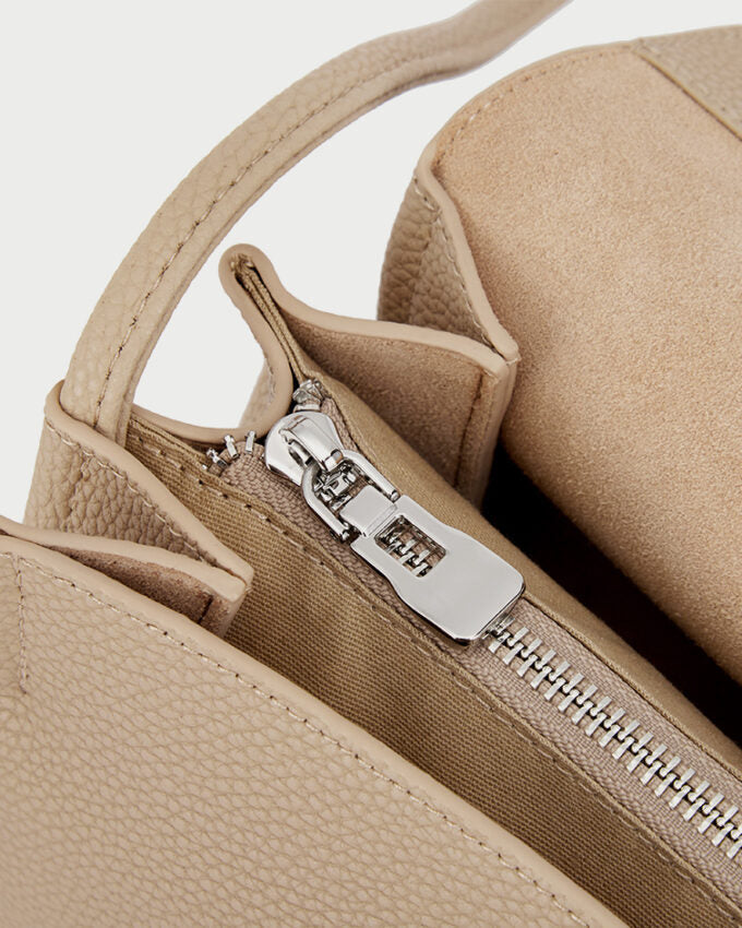 Well Tailored Bag with a Graceful Silhouette