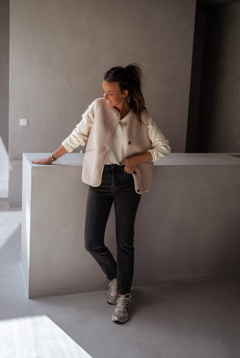 Effortlessly Elegant Garment with a Timeless Design