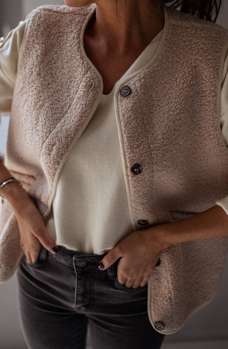 Effortlessly Elegant Garment with a Timeless Design