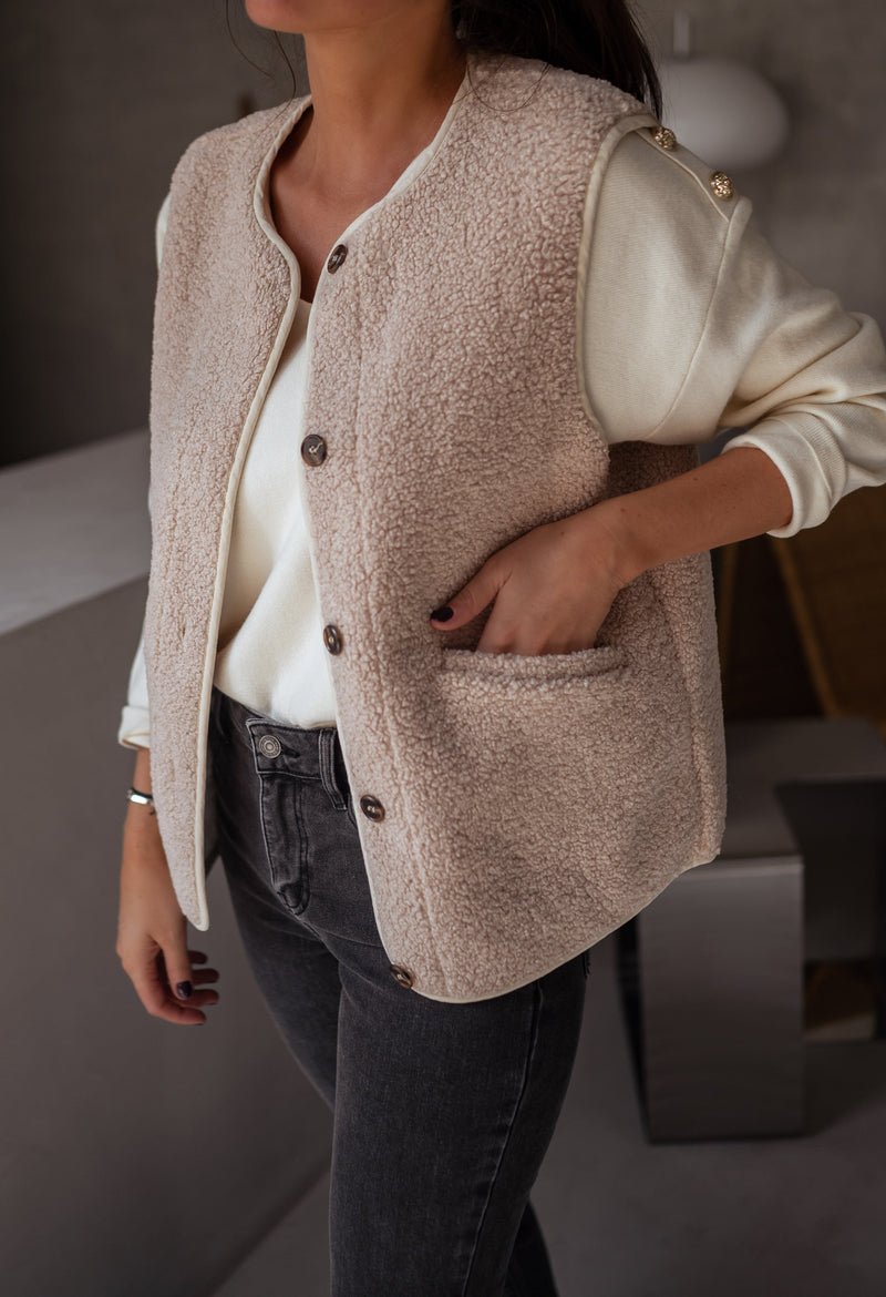 Effortlessly Elegant Garment with a Timeless Design