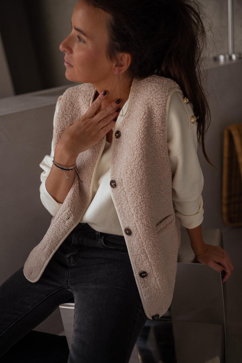 Effortlessly Elegant Garment with a Timeless Design