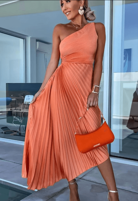 Well Tailored Dress with a Graceful Silhouette
