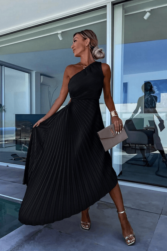 Well Tailored Dress with a Graceful Silhouette