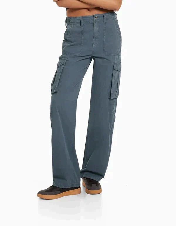 Effortlessly Elegant Pants with a Timeless Design