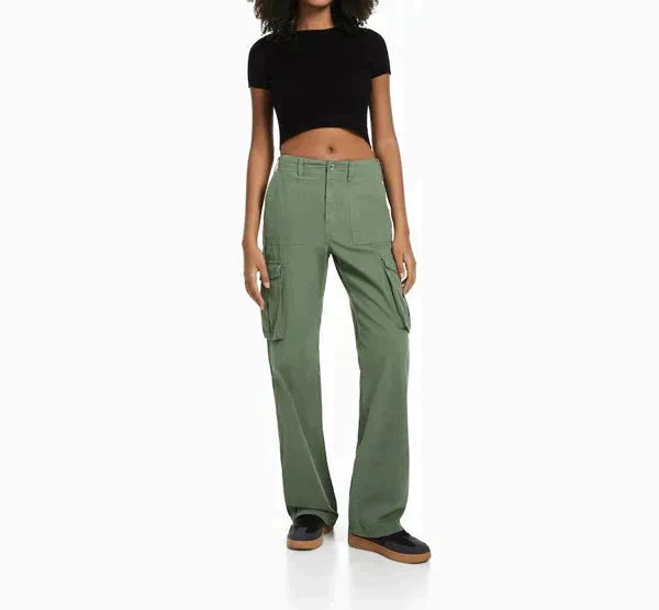 Effortlessly Elegant Pants with a Timeless Design